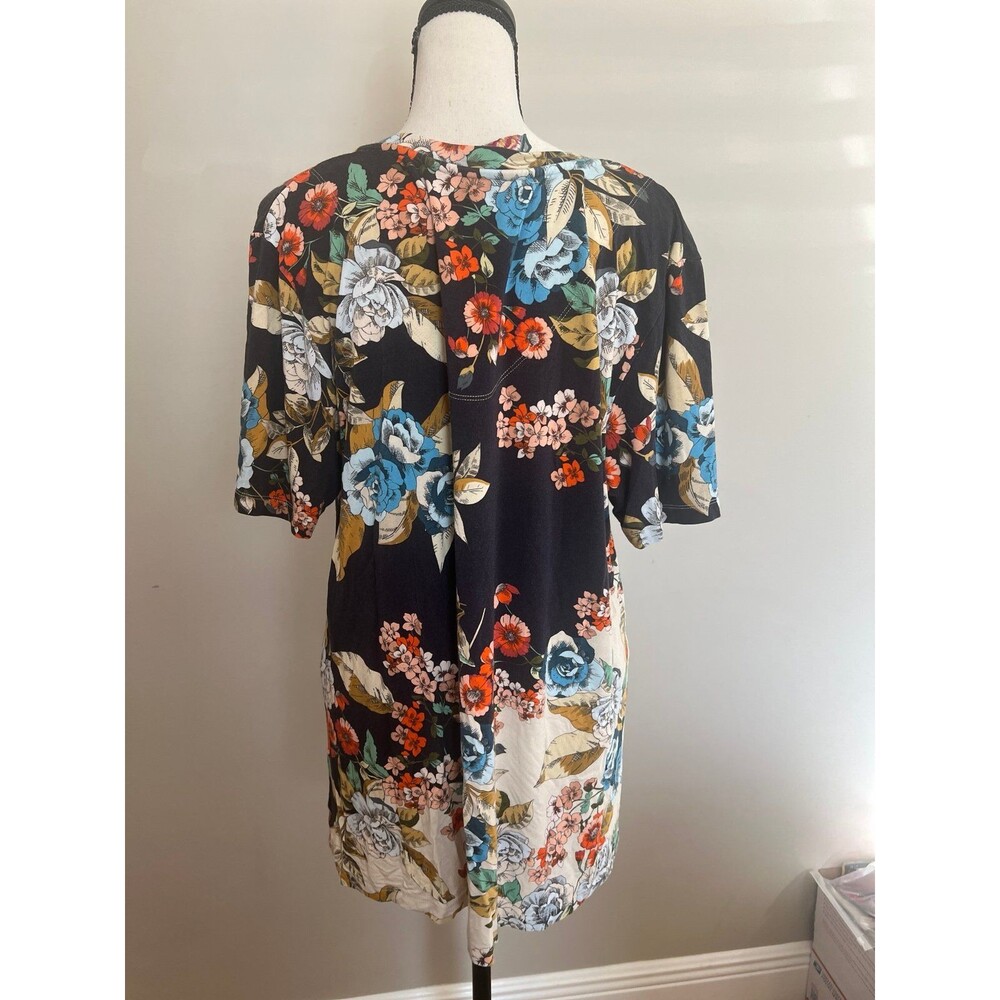 Johnny Was Emma Rose Favorite Floral Print V-Neck Tee in a bamboo/spandex XL - Picture 4 of 7